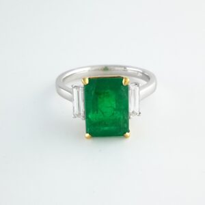 EMERALD & DIA 18KW 3-STONE RING