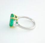 EMERALD & DIA 18KW 3-STONE RING - Image 4