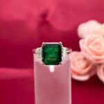 EMERALD & DIA 18KW THREE-STONE RING - Image 4