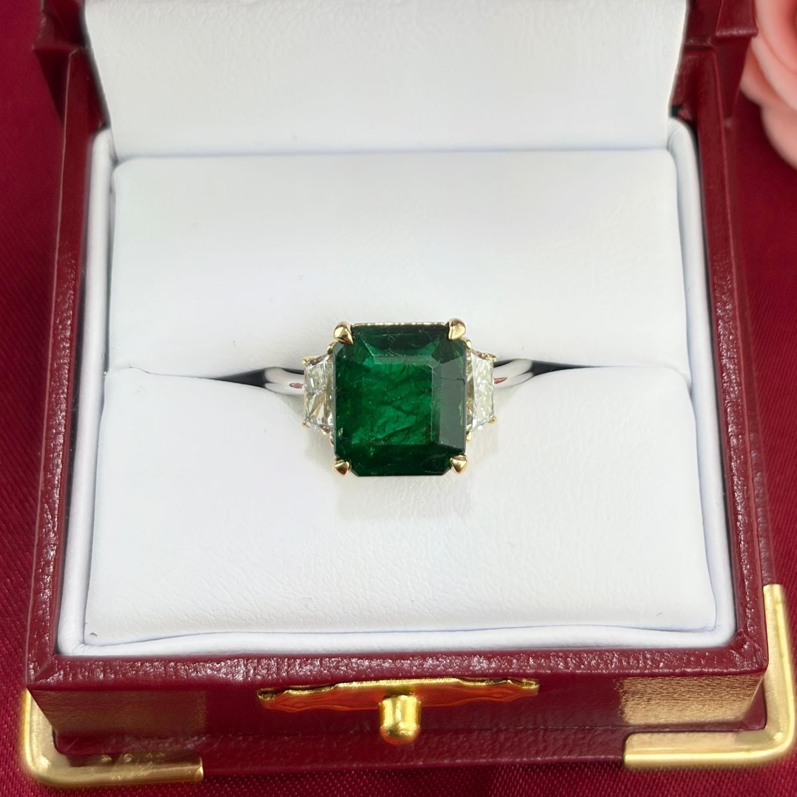 EMERALD & DIA 18KW THREE-STONE RING EMERALD & DIA 18KW THREE-STONE RING - Image 1