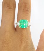EMERALD & DIA 18KW 3-STONE RING - Image 6