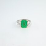 EMERALD & DIA 18KW 3-STONE RING