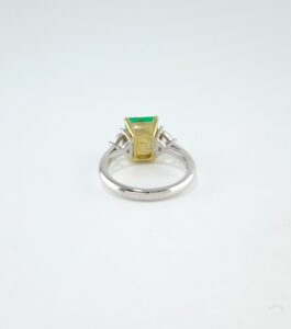 EMERALD & DIA 18KW 3-STONE RING - Image 3