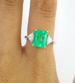 EMERALD & DIA 18KW 3-STONE RING - Image 5