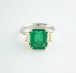EMERLAD & DIA 3-STONE 18KW RING