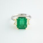 EMERLAD & DIA 3-STONE 18KW RING